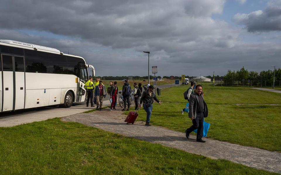 Asielzoekers arriveren met een bus bij bij het aanmeldcentrum en het asielzoekerscentrum in Ter Apel.