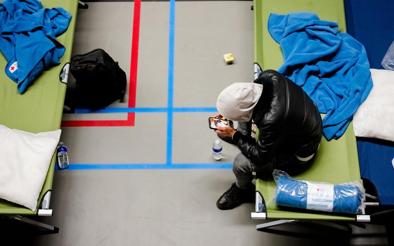 Oekraïense vluchtelingen worden op verschillende plekken in het land tijdelijk opgevangen in een sporthal, zoals hier in Rotterdam-Zuid. 