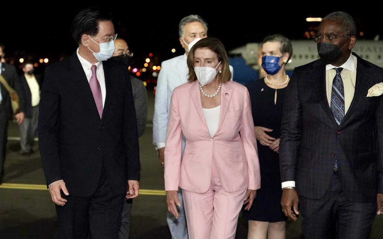 De Taiwanese minister van Buitenlandse Zaken Joseph Wu (l) ontvangt dinsdagavond op het vliegveld van Taipei Nancy Pelosi, voorzitter van het Amerikaanse Huis van Afgevaardigden.