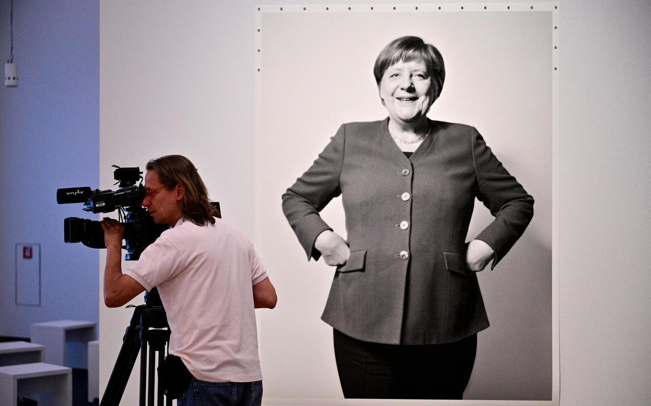 Een portret van de vorig jaar teruggetreden Duitse bondskanselier Angela Merkel in het Duits Historisch Museum in Berlijn. Een portret van de vorig jaar teruggetreden Duitse bondskanselier Angela Merkel in het Duits Historisch Museum in Berlijn.