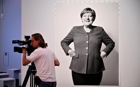 Een portret van de vorig jaar teruggetreden Duitse bondskanselier Angela Merkel in het Duits Historisch Museum in Berlijn. 