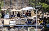 Migranten op Lampedusa liggen op oude schuimmatrassen.