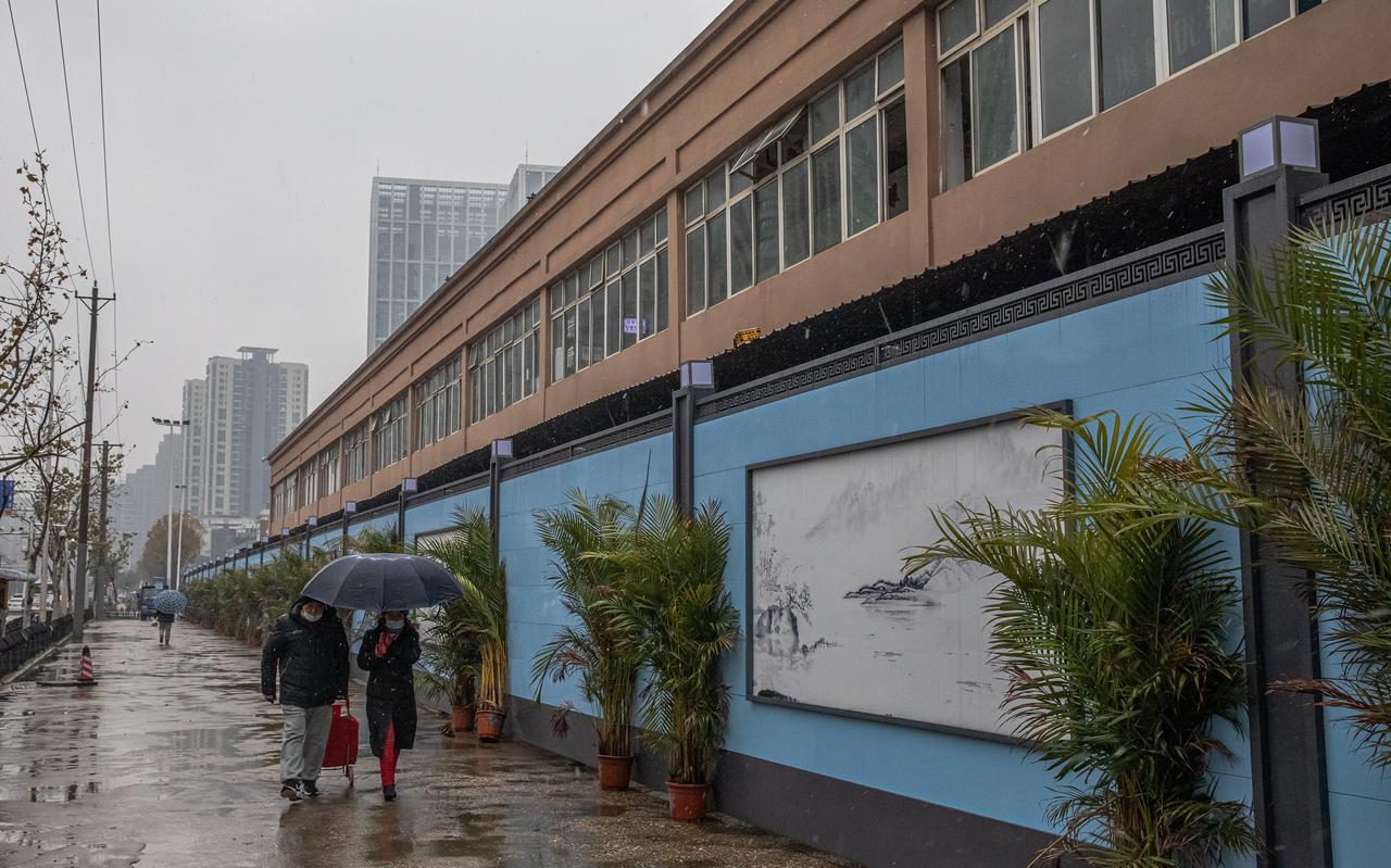 De Huanan Sea Food Market in Wuhan in december 2020, een jaar na het begin van de pandemie. De Huanan Sea Food Market in Wuhan in december 2020, een jaar na het begin van de pandemie.
