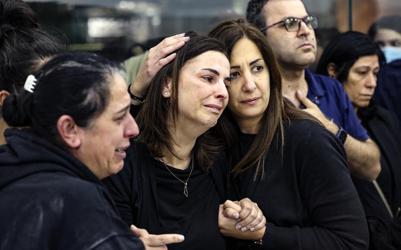 Reactie van collega's en vrienden als het lichaam van de ervaren Al Jazeera-journalist Shireen Abu Akleh wordt gebracht naar het kantoor van de nieuwszender.