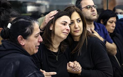 Reactie van collega's en vrienden als het lichaam van de ervaren Al Jazeera-journalist Shireen Abu Akleh wordt gebracht naar het kantoor van de nieuwszender.