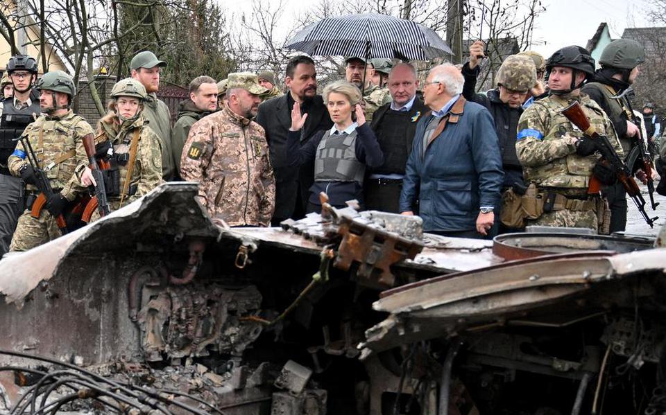 De voorzitter van de Europese Commissie, Ursula von der Leyen, heeft vrijdag een massagraf bezocht in Boetsja. 