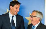 2017-11-07 11:30:53 epa06313064 Dutch Finance Minister Wopke Hoekstra (L) is welcomed by EU Commission President Jean-Claude Juncker (R) in Brussels, Belgium, 07 November 2017. EPA/STEPHANIE LECOCQ
