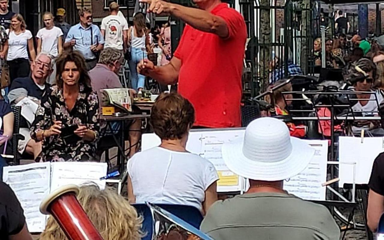 Dirigent Guus Pieksma met zijn 'mienskipsorkest' afgelopen zomer in het centrum van Dokkum. Dirigent Guus Pieksma met zijn 'mienskipsorkest' afgelopen zomer in het centrum van Dokkum.