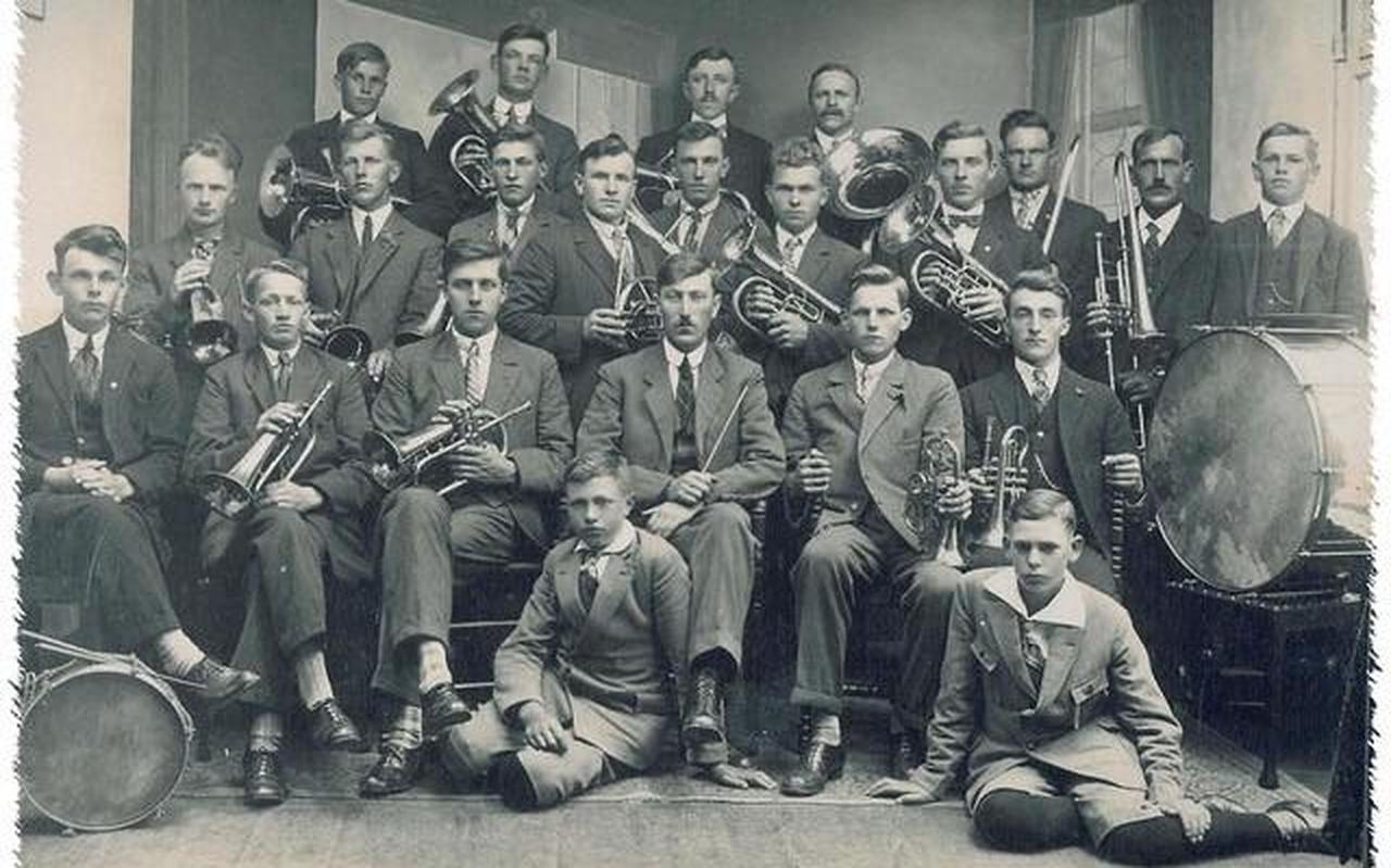 Halleluja Drachtstercompagnie kort na de oprichting. Er zaten toen alleen mannen op het muziekkorps. Halleluja Drachtstercompagnie kort na de oprichting. Er zaten toen alleen mannen op het muziekkorps.
