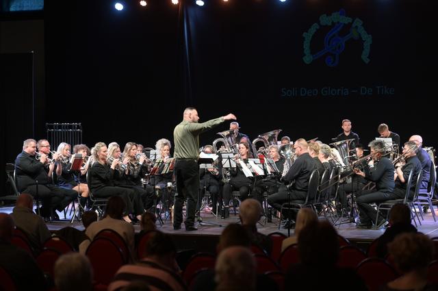 Gouden Spiker Bokaal voor orkesten uit Kollumersweach/De Westereen, De Tike, Leeuwarden en Burgum