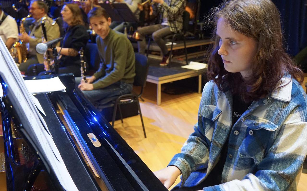 Pianist Femke Schram uit Balk speelt haar eigen compositie 'War in harmony' met het Nederlands Blazers Ensemble op het Nieuwjaarsconcert. Pianist Femke Schram uit Balk speelt haar eigen compositie 'War in harmony' met het Nederlands Blazers Ensemble op het Nieuwjaarsconcert.