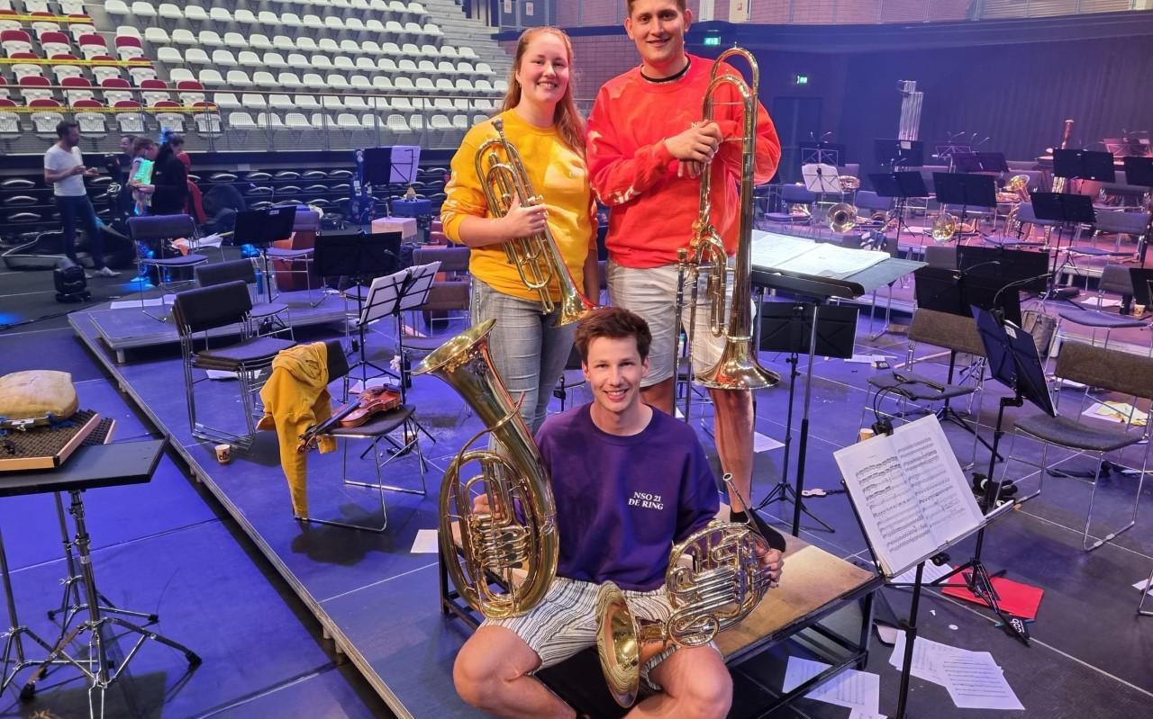 Amber Snip en Gerrit Jan Elzinga met op de voorgrond Reinder Boomsma in het Topsportcentrum in Almere waar het NSO repeteert en concerteert. Amber Snip en Gerrit Jan Elzinga met op de voorgrond Reinder Boomsma in het Topsportcentrum in Almere waar het NSO repeteert en concerteert.