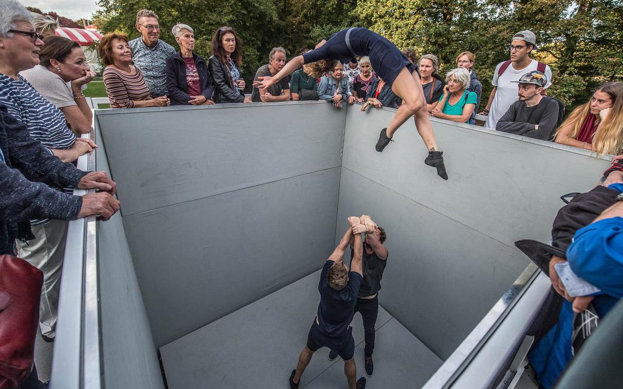 De circusartiesten van het Nederlandse TENT met hun voorstelling 'PIT' waar het publiek vanuit een kubus van bovenaf op toe kijkt.