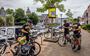 Drie fietsers uit België scannen in Sneek de QR-code.
