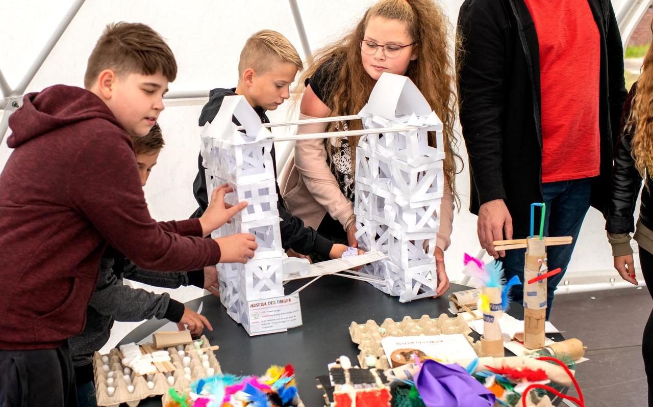 Leerlingen van groep 8 van De Greide uit Jistrum bergen hun kunstwerken naar het tijdelijke museum Cultuurschool Het Achterland op de Burgumerdaam. Leerlingen van groep 8 van De Greide uit Jistrum bergen hun kunstwerken naar het tijdelijke museum Cultuurschool Het Achterland op de Burgumerdaam.