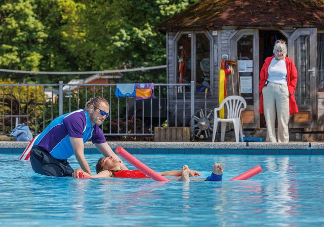 Tryater repeteert met badgasten in openluchtbad Bakkeveen voor theatervoorstelling ‘Swimbad’: ‘Er ha