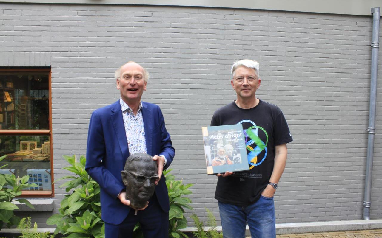 Directeur Hugo ter Avest (links) van het Hannemahuis in Harlingen ontvangt het borstbeeld van schrijver Simon Vestdijk van diens zoon, Dick Vestdijk. Directeur Hugo ter Avest (links) van het Hannemahuis in Harlingen ontvangt het borstbeeld van schrijver Simon Vestdijk van diens zoon, Dick Vestdijk.