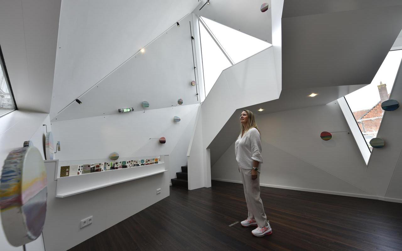 Eigenaresse Astrid van der Hoek in de nieuwe tentoonstellingsruimte van De Utrecht, waar kunstenares Anke Roder als eerste exposeert.