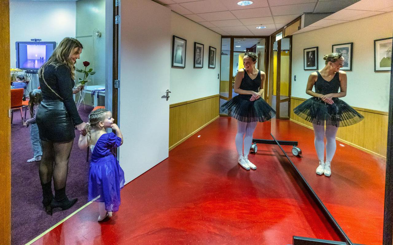 Bij de Atrium Dansvoorstelling kijkt de jonge Nyla Cnossen achter de schermen van Theater Sneek vol bewondering naar danseres Anna Jente Kuiper.