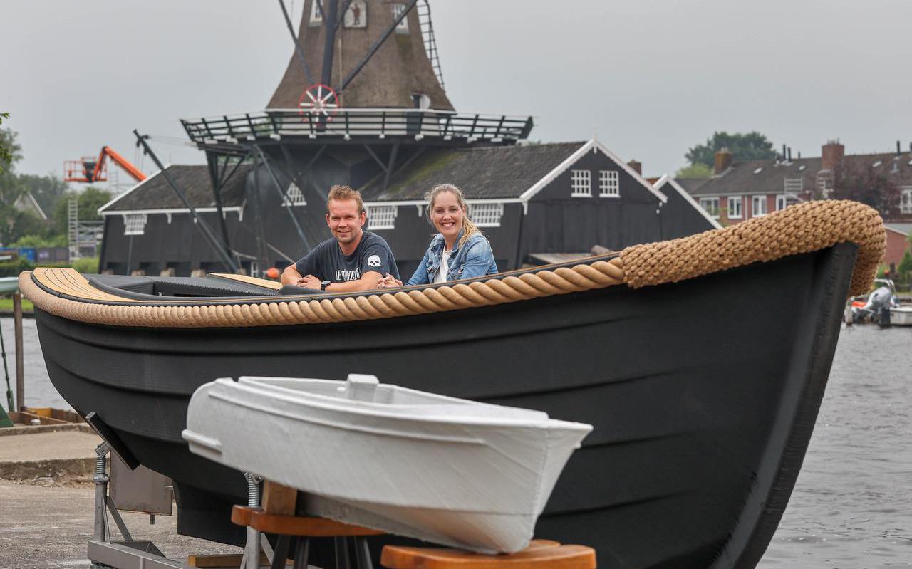 Jörgen de Jong en Marieke de Boer met de testboot van de standaarduitvoering Ds 550. Daarvoor een schaalmodel van de Ds 680.
