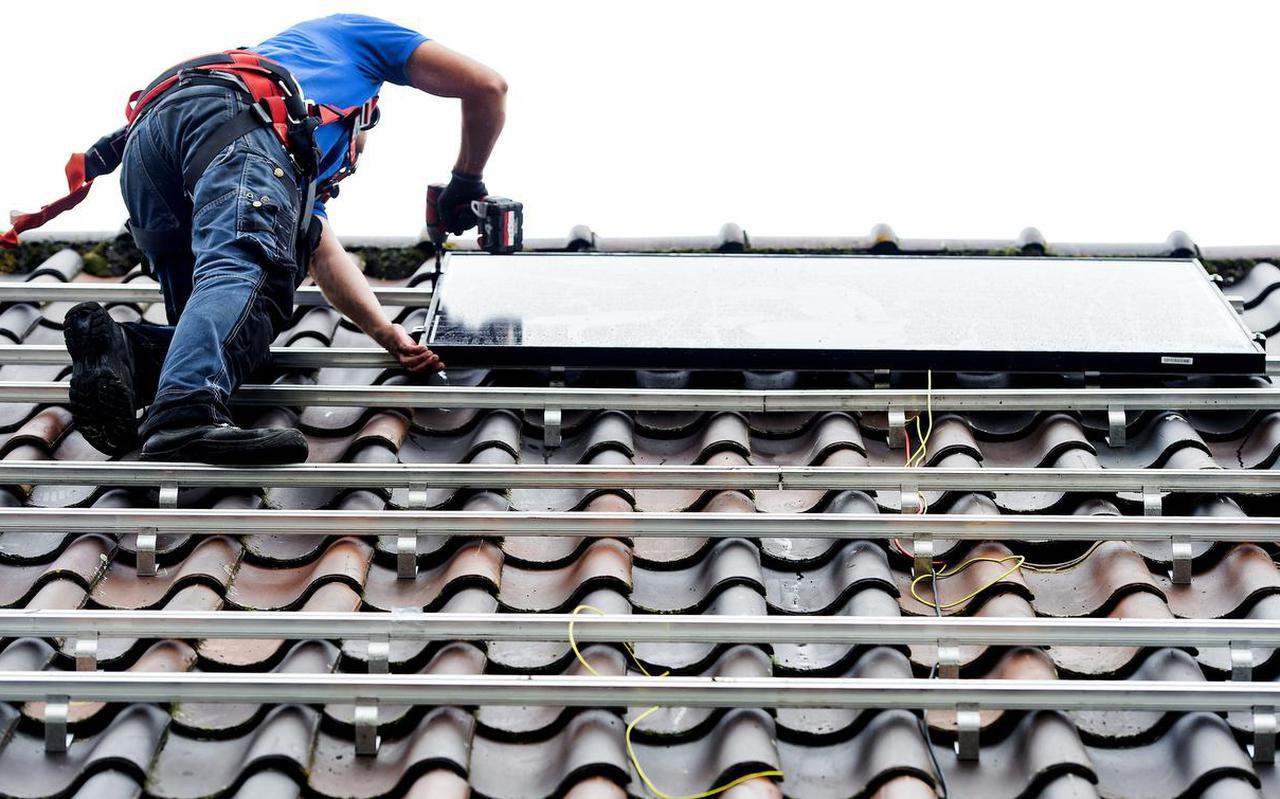 Voor het plaatsen van zonnepanelen op een dak heb je volgens Jouke van Dijk van de SER Noord-Nederland niet allemaal elektriciens nodig.