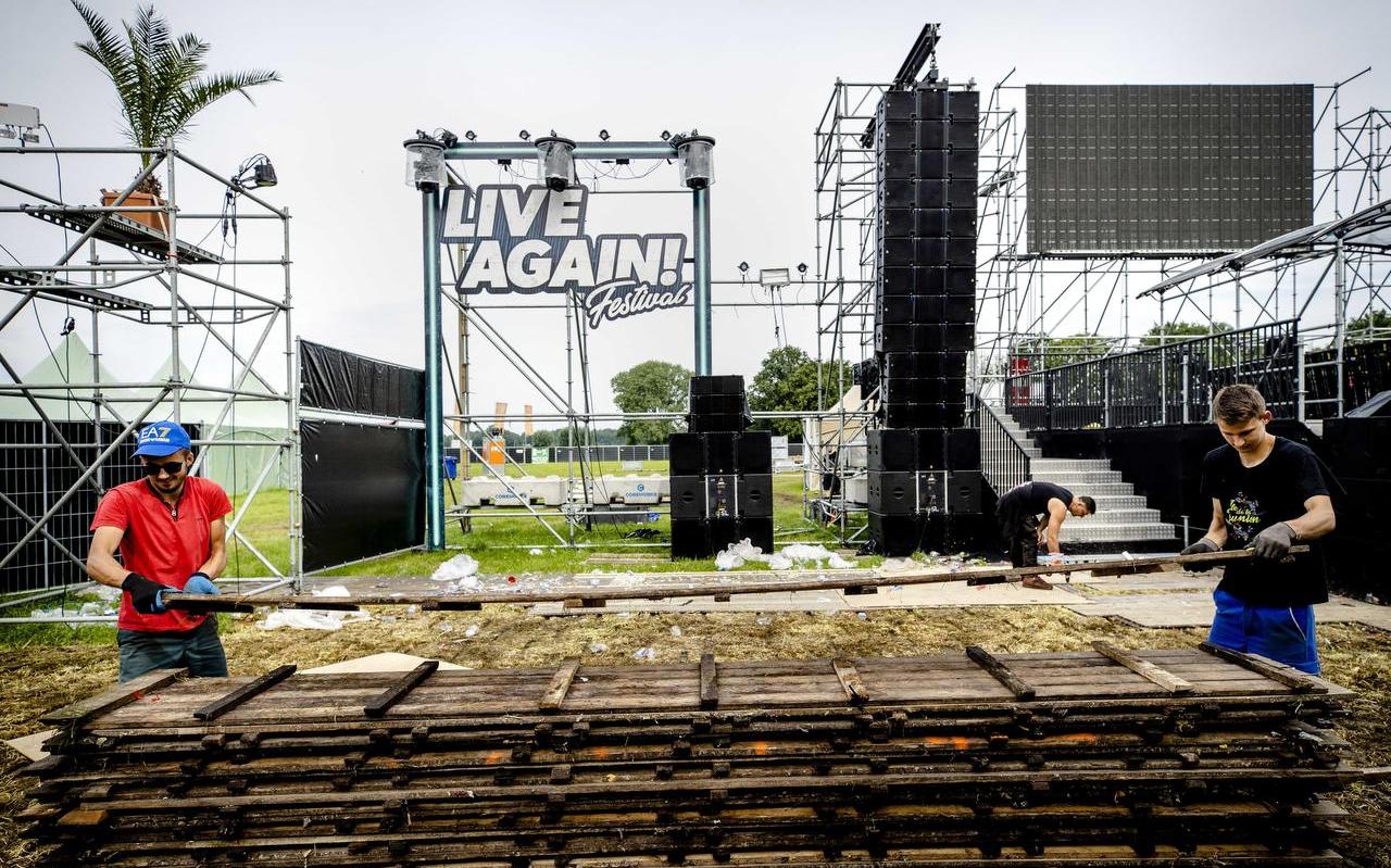 Afbouw van het festival 7th Sunday: Live Again! in Erp. Demissionair premier Mark Rutte en zorgminister Hugo de Jonge maakten bekend dat eendaagse evenementen minder bezoekers mogen ontvangen, die bovendien allemaal moeten zitten. Veel festivals worden dan ook op het laatste moment afgelast. Afbouw van het festival 7th Sunday: Live Again! in Erp. Demissionair premier Mark Rutte en zorgminister Hugo de Jonge maakten bekend dat eendaagse evenementen minder bezoekers mogen ontvangen, die bovendien allemaal moeten zitten. Veel festivals worden dan ook op het laatste moment afgelast.