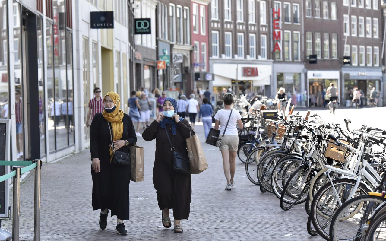 Winkelend publiek op de Nieuwstad in Leeuwarden.