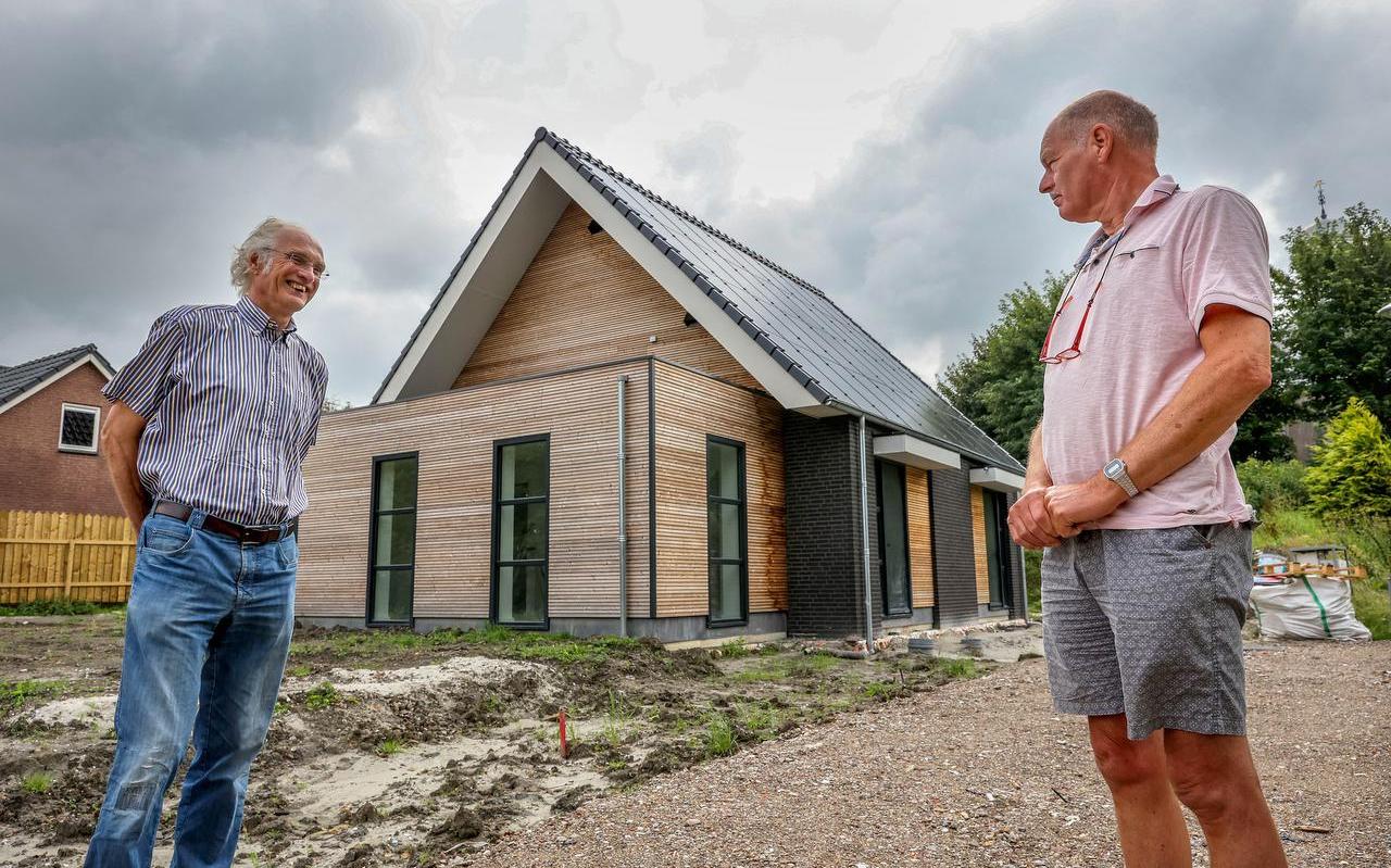Kees Boer en Rients Haanstra van Mienskip Wûns voor de sociale huurwoningen die het dorp liet bouwen. Kees Boer en Rients Haanstra van Mienskip Wûns voor de sociale huurwoningen die het dorp liet bouwen.
