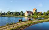 Het landgoed in Mirns met zestien hectare grond staat momenteel te koop.
