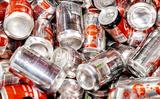 LEIDSCHEDAM - Blikjes in een winkelschap. Er komt vanaf eind volgend jaar statiegeld op blikjes als maatregel tegen zwerfafval. Per blikje wordt straks 15 eurocent statiegeld gerekend. ANP KOEN VAN WEEL