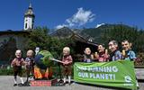 Bij de G7-bijeenkomst in de Duitse deelstaat Beieren die zondag is begonnen wordt ook geprotesteerd, zoals op de foto door Oxfam. ‘Houd op onze planeet op te branden’, staat op het spandoek, met daarnaast de aardbol boven een barbecue. De personen stellen wereldleiders voor, gekleed in Beierse klederdracht. 