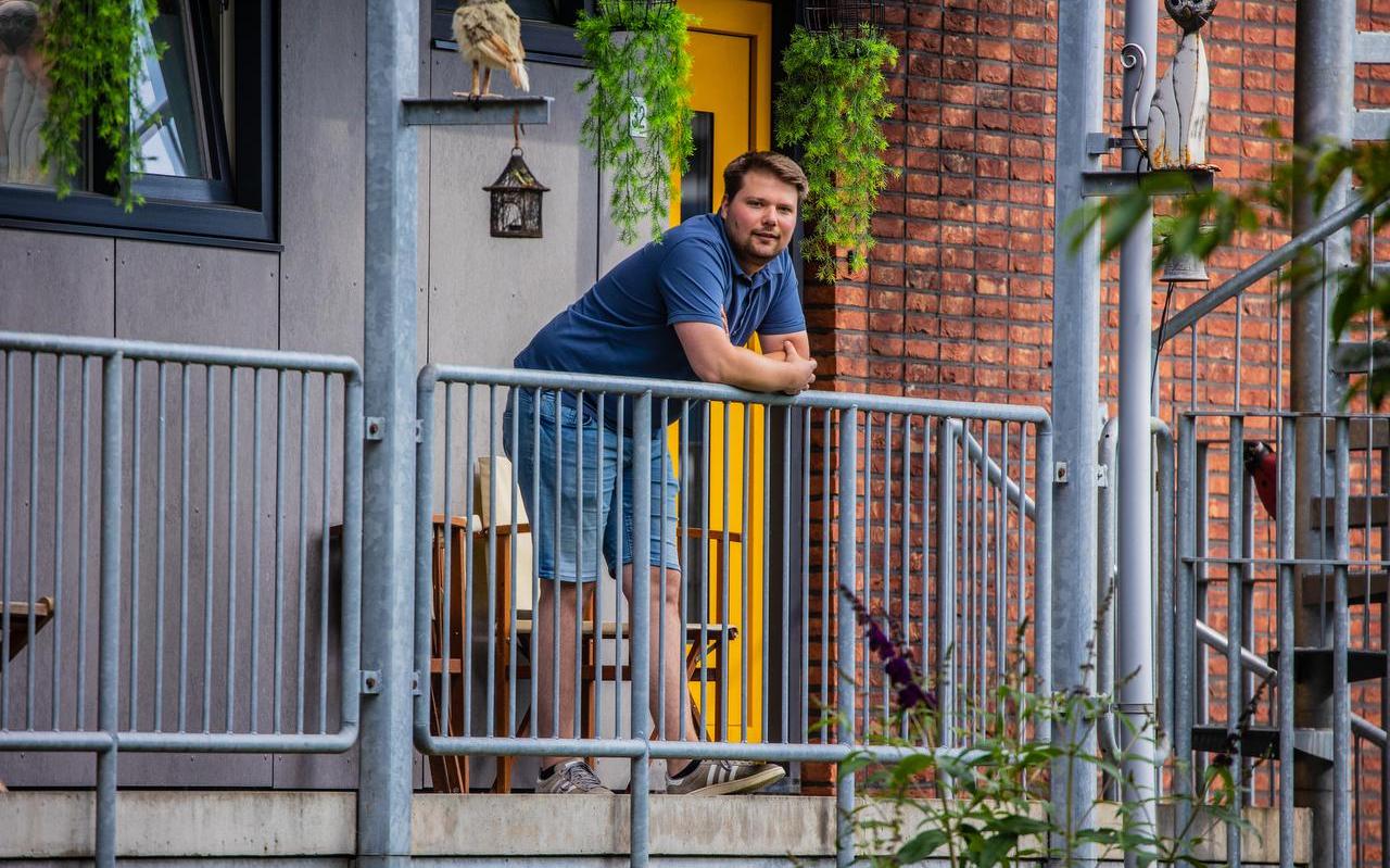 Starter op de woningmarkt Jeroen de Haan (26) voor zijn huurhuis in Sneek. Starter op de woningmarkt Jeroen de Haan (26) voor zijn huurhuis in Sneek.
