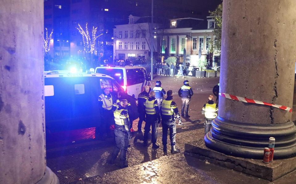 De politie in Leeuwarden zette bij het gerechtsgebouw op het Zaailand vorige week de ME in om een grote groep mensen te verwijderen die onder meer met vuurwerk gooiden. 