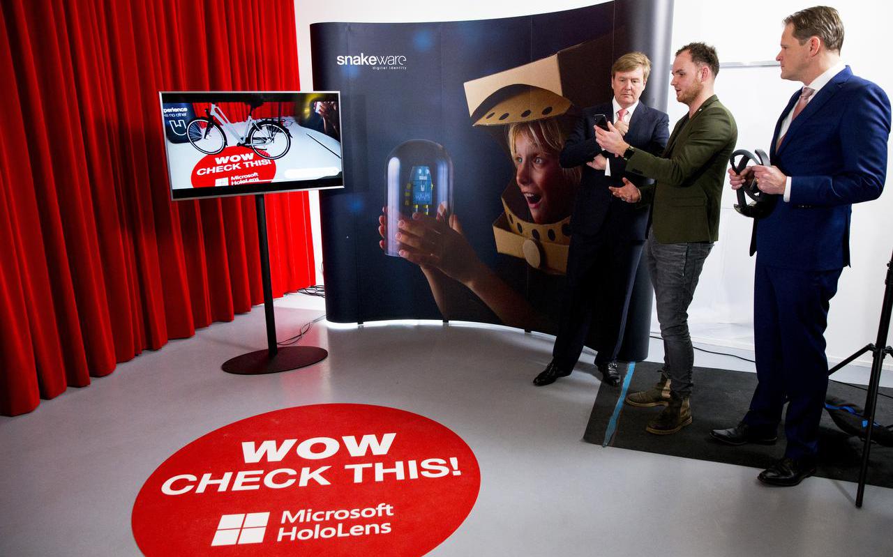 Koning Willem-Alexander krijgt een rondleiding tijdens een werkbezoek aan ICT-bedrijf Snakeware uit Sneek bijna vier jaar geleden.