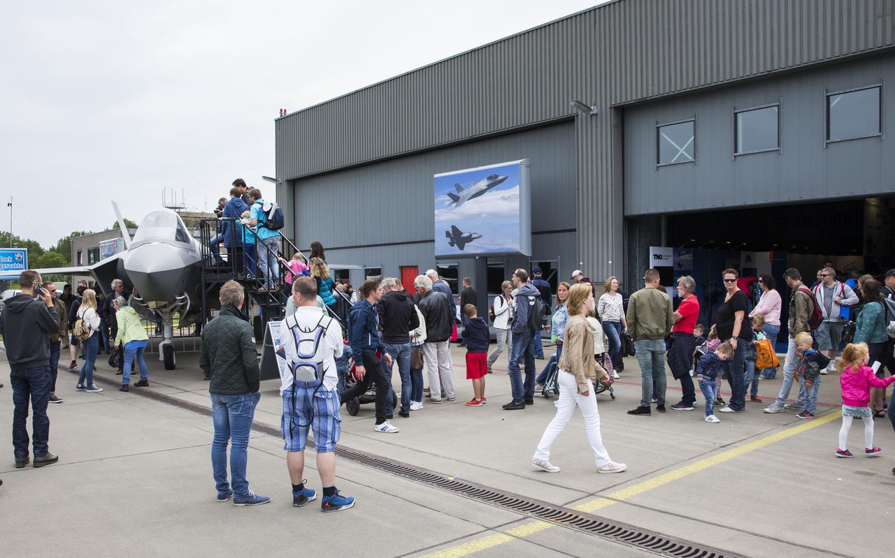 Ook de installaties van de gebouwen op Vliegbasis Leeuwarden, hier te zien tijdens de Luchtmachtdagen in 2016, vallen onder het contract. 
