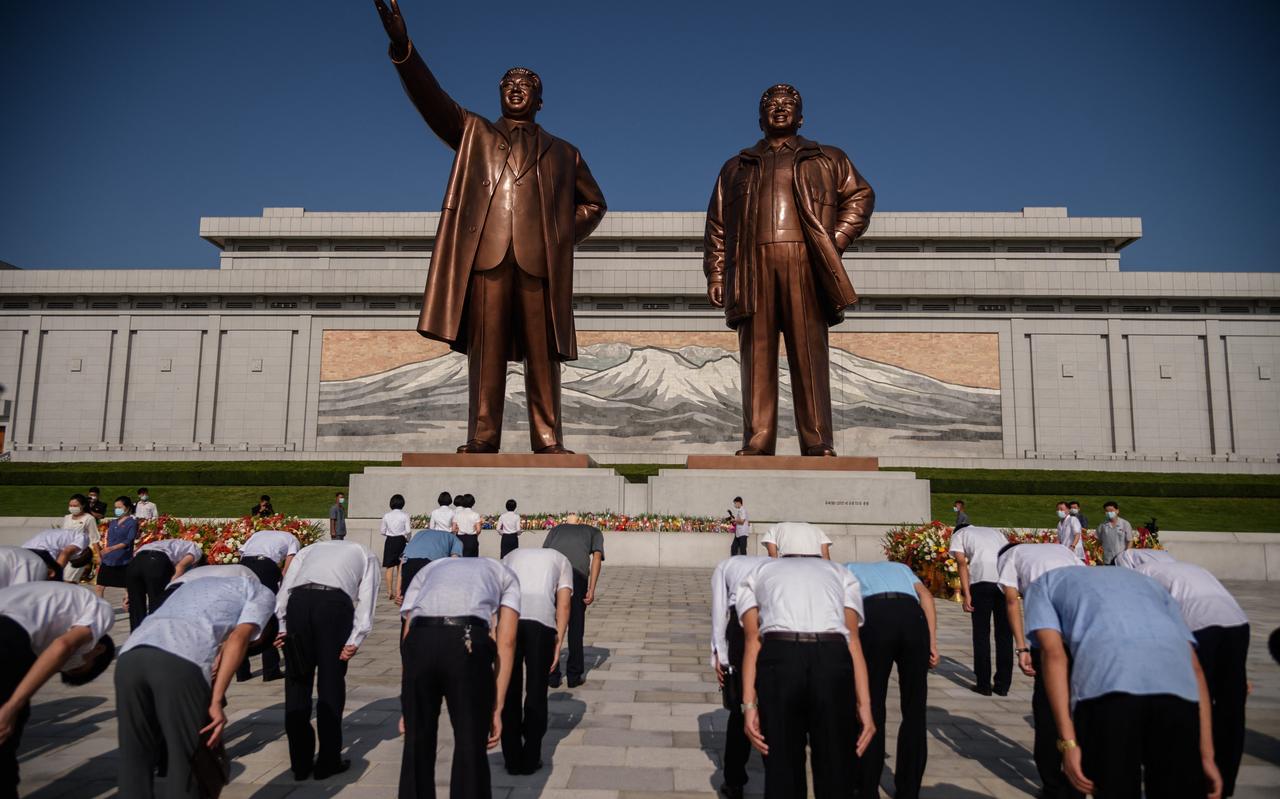 Noord-Koreanen in Pyongyang buigen voor de standbeelden van Kim Jong-Sun en Kim Jong-il, de voorgangers van de huidige leider Kim Jong-un en respectievelijk zijn grootvader en vader. Alleen de Kim-dynastie mag in Noord-Korea worden vereerd. Noord-Koreanen in Pyongyang buigen voor de standbeelden van Kim Jong-Sun en Kim Jong-il, de voorgangers van de huidige leider Kim Jong-un en respectievelijk zijn grootvader en vader. Alleen de Kim-dynastie mag in Noord-Korea worden vereerd.