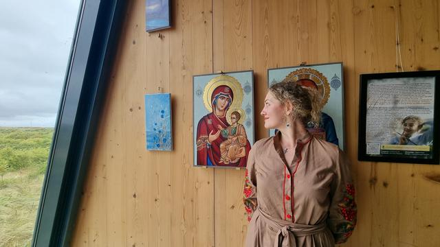 Op Vlieland hervindt Oekraïense Veronika Popova (35) de rust om iconen te schilderen