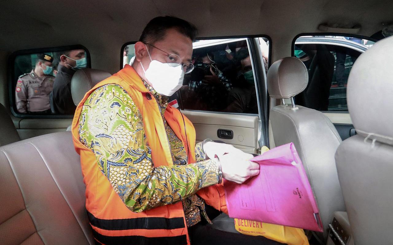 Juliari Batubara, de voormalig minister van sociale zaken in Indonesië, kreeg 12 jaar cel wegens corruptie. Juliari Batubara, de voormalig minister van sociale zaken in Indonesië, kreeg 12 jaar cel wegens corruptie.
