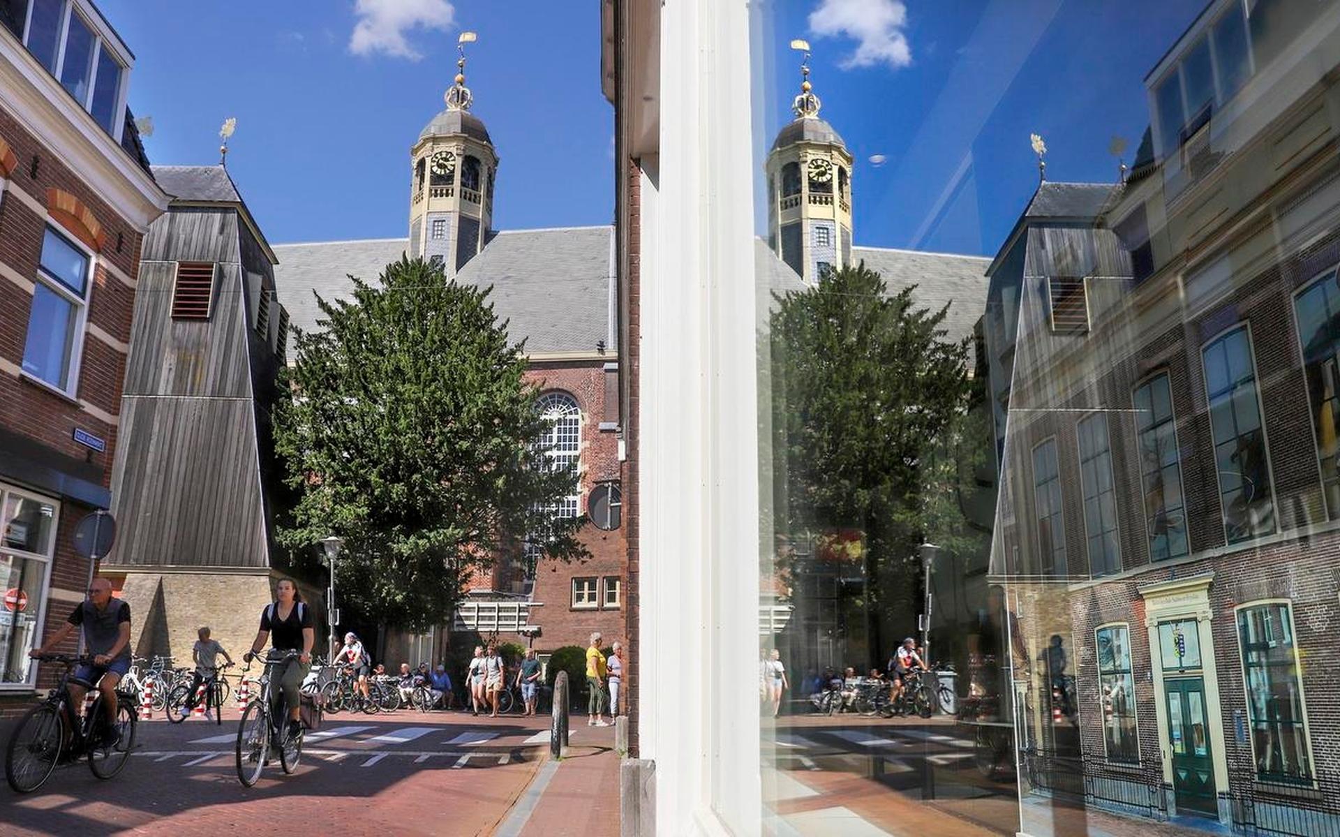 Protesten baten niet, monumentale boom bij Martinikerk in Sneek wordt gekapt - Friesch Dagblad