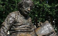 Bronzen beeld van de natuurkundige Albert Einstein in Washington. Echte doorbraken in de wetenschap zijn verricht door eenlingen zoals hem.