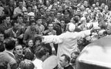 Paus Pius XII tijdens een bijeenkomst in 1943, nadat een bombardement ernstige schade in Rome heeft veroorzaakt