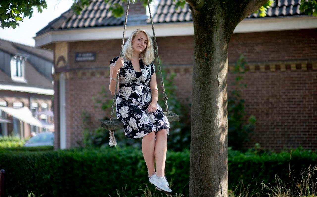 Sannemaj Betten is bezig met de voorbereidingen van het Grote Straatberaad op het Zuidvliet in Leeuwarden.