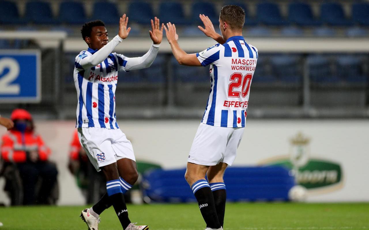 Joey Veerman (rechts) viert samen de aangever Hamdi Akujobi de 1-0 van Heerenveen.