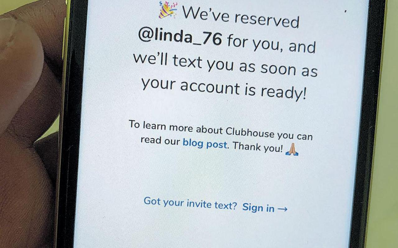 Een vrouw in Saudi-Arabië heeft op haar mobieltje een account aangemaakt voor de app Clubhouse.