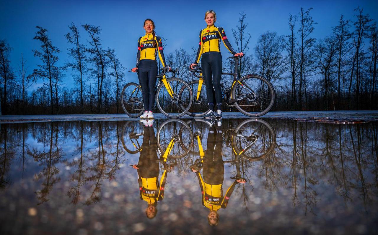 Anouska Koster (links) en Aafke Soet poseren in het tenue van hun nieuwe wielerploeg.