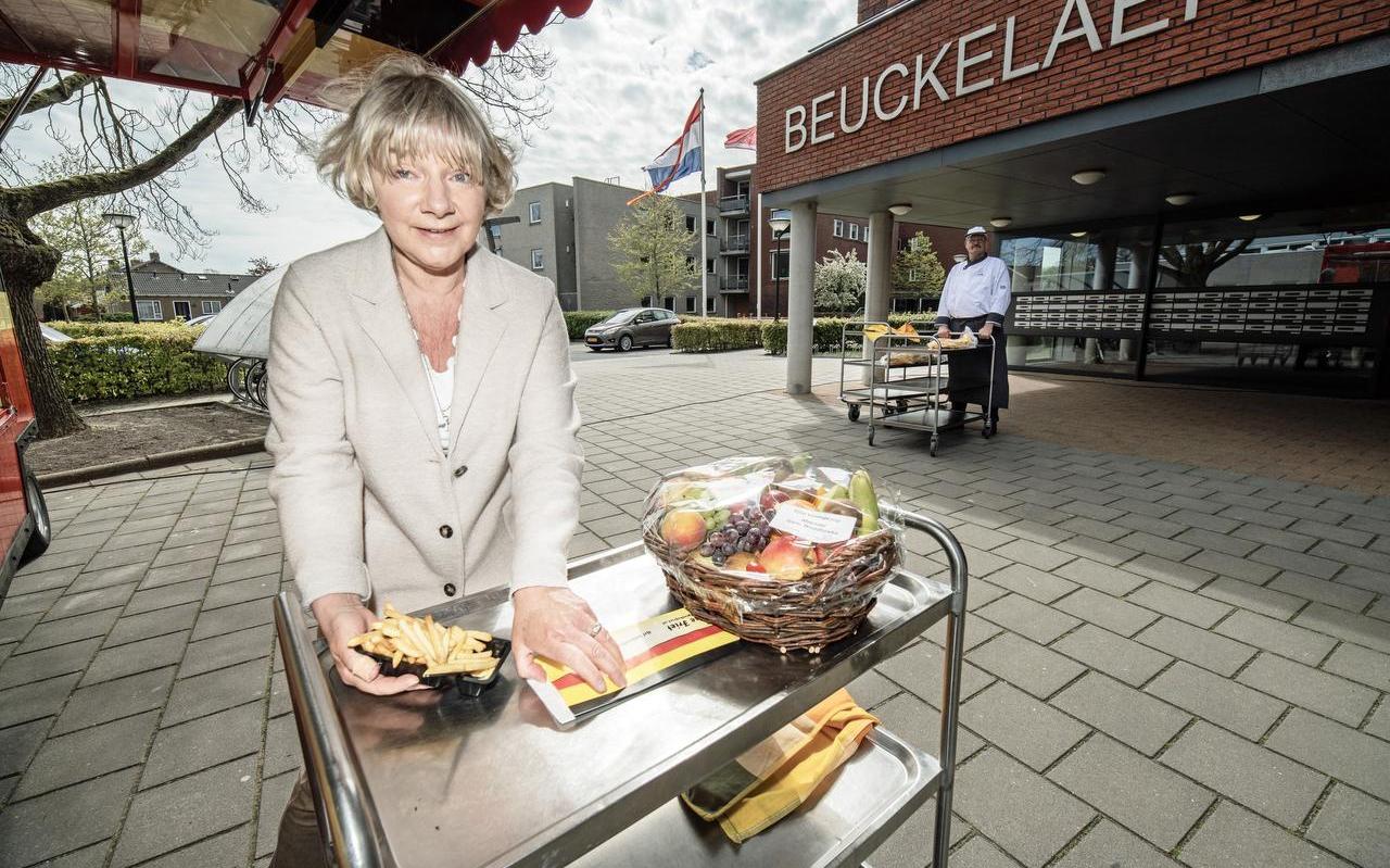 Burgemeester Marga Waanders verzorgt patat en fruit voor bewoners van De Beuckelaer in Sint Annaparochie.