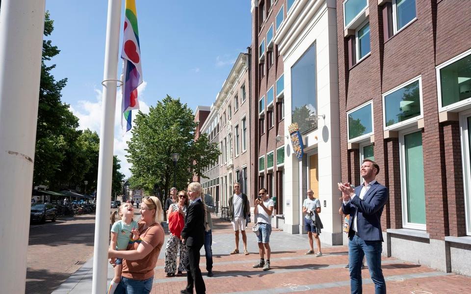 Sipke Jan Bousema bij het hijsen van de Friese variant van de regenboogvlag voor het provinciehuis.