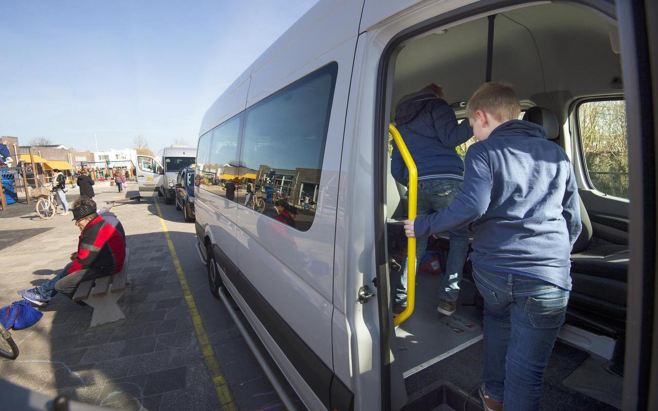 Busjes van Taxi Waaksma vervoeren leerlingen bij De Twine in Dokkum, 2021.