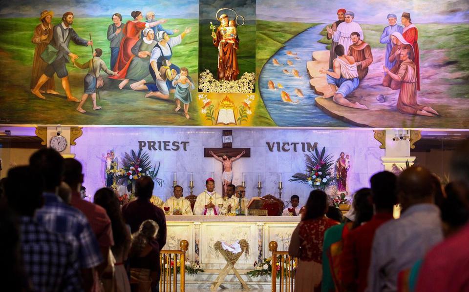 De kerkdienst met Kerst in de Sint Antoniuskerk in Colombo, Sri Lanka. Een van de kerken die vorig jaar Pasen nog getroffen werd door een bomaanslag waarbij 54 mensen omkwamen. Foto: EPA