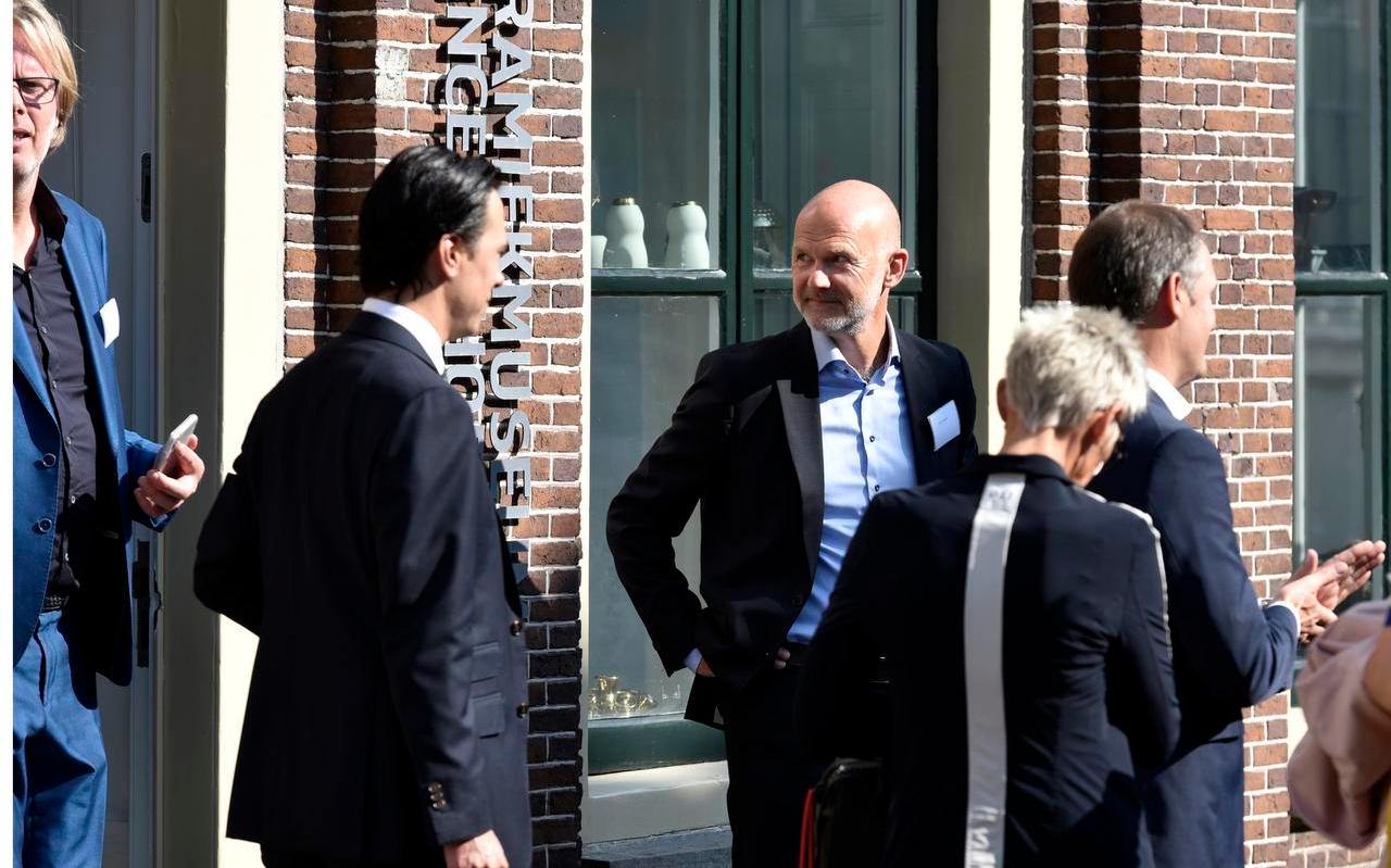 Vertegenwoordigers van NDC mediagroep en Mediahuis bij de ingang van Keramiekmuseum Princessehof, waar gisterochtend de voorlopige koopovereenkomst werd getekend. In het midden Mediahuis-directeur Gert Ysebaert.